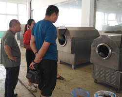 黑龍江客戶來廠考察電磁茶葉殺青機 烘干機