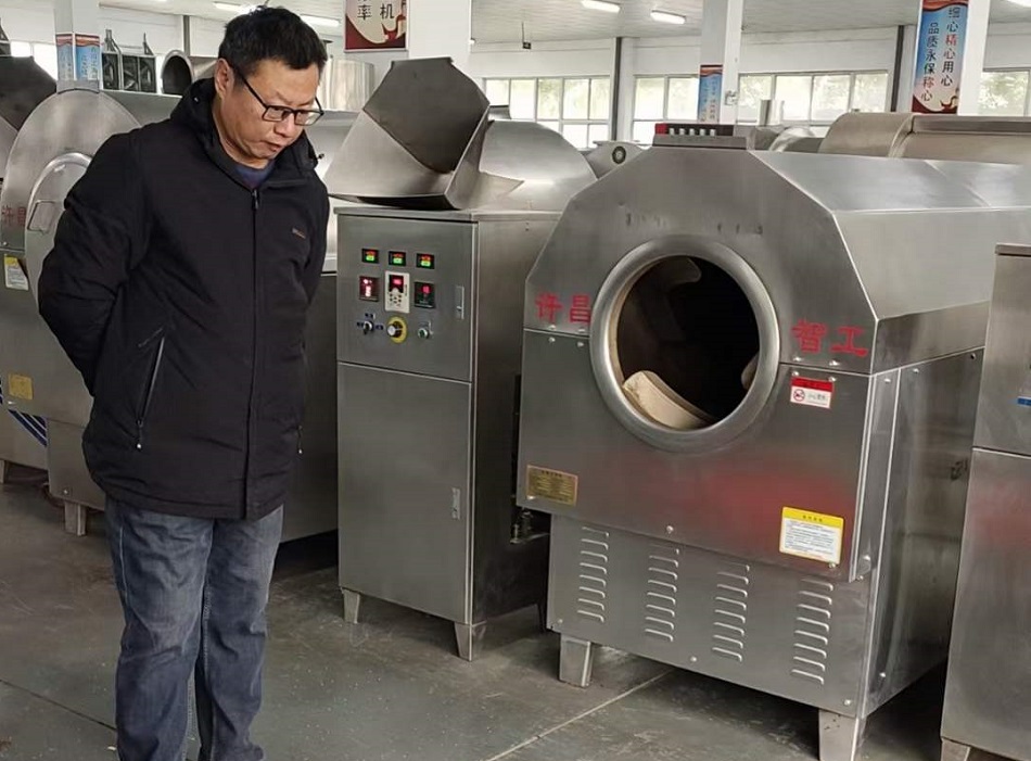 河南安陽客戶試機許昌智工炒貨機炒制磨油芝麻 河南安陽客戶試機許昌智工炒貨機炒制磨油芝麻