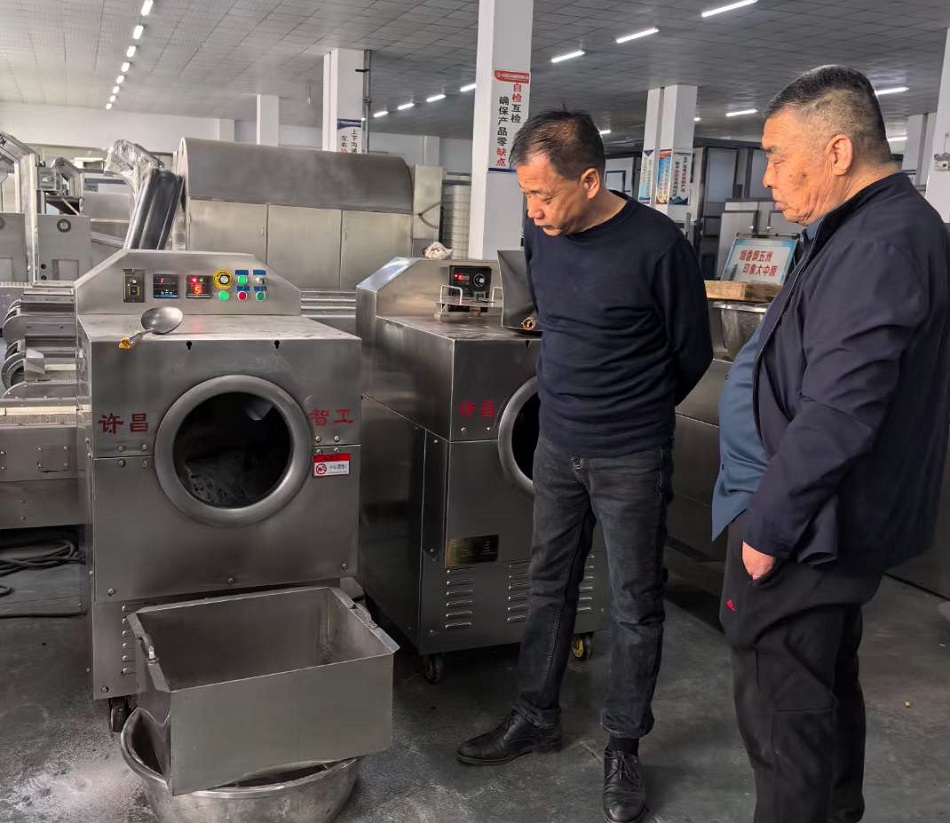 客戶來廠試機(jī)許昌智工小型電磁炒貨機(jī)炒制黑豆 客戶來廠試機(jī)許昌智工小型電磁炒貨機(jī)炒制黑豆